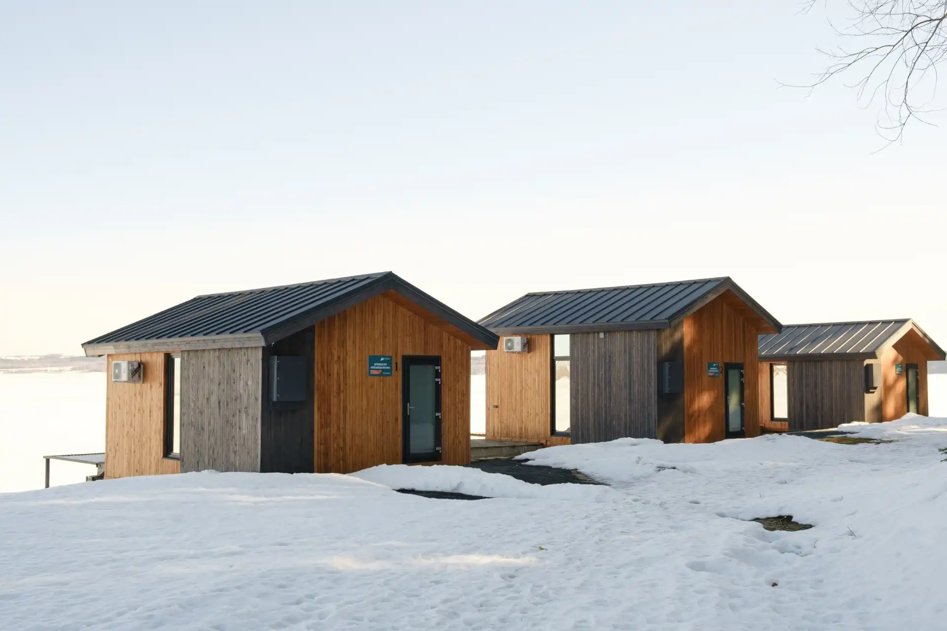 Коттеджи базы отдыха Строгановские Просторы зимой